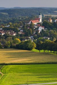 hügelige landschaft, Bayern, Dorf mit Kirche, Landkreis